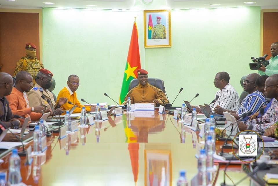 Le Capitaine Ibrahim Traoré Préside Le Conseil Des Ministres Et Visite