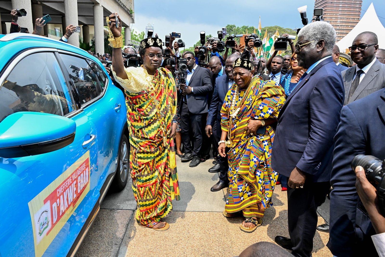 Le Premier Ministre remet 95 véhicules 4×4 aux Chefs Atchan et Attié ...